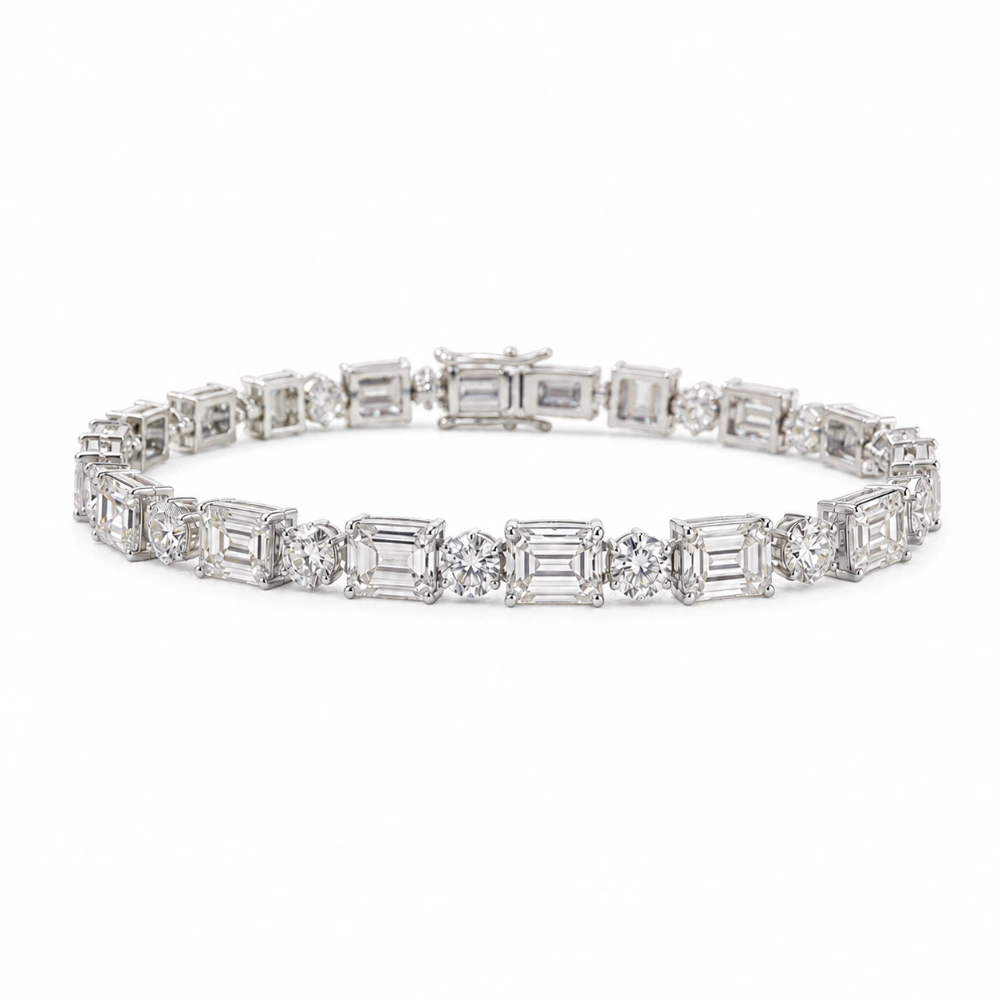The Float Bar Bolo — Bar 26 mm · 4 berlian 0,04 ct bergerak · Bingkai 44 × 0,01 ct · Rantai bolo · Emas 18K