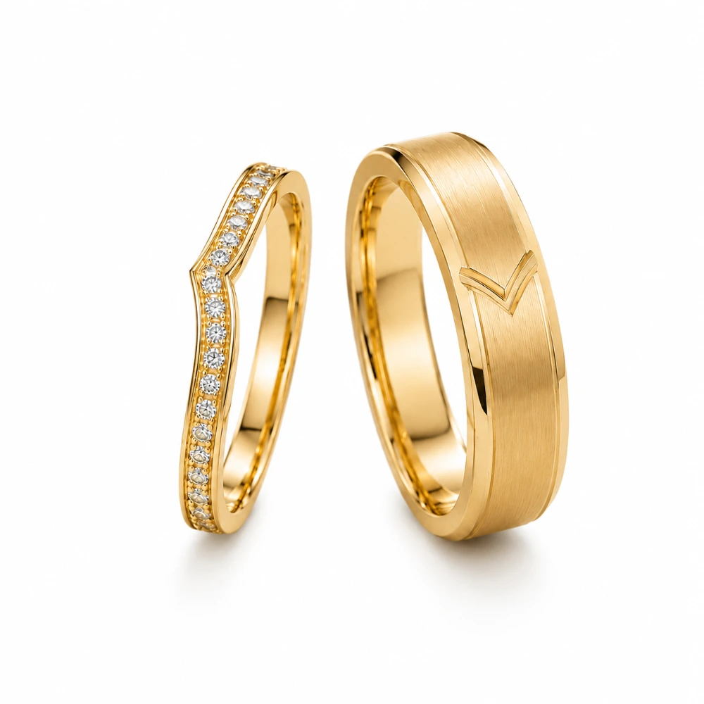 The Chevron Vow Bands — Wanita 2,4 mm lengkung V · 28 berlian 0,02 ct (±0,56 ct) · Pria 5,0 mm · Emas 18K