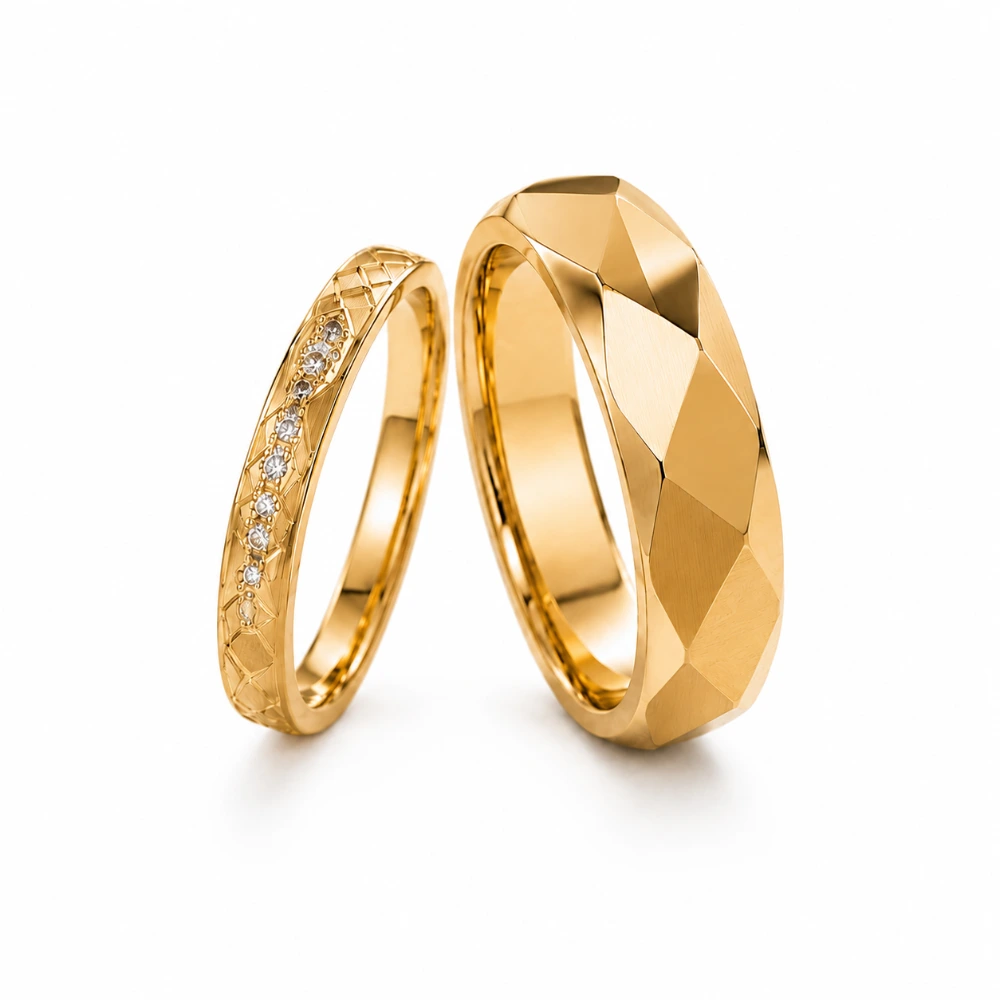 The Facet Crown Bands — Wanita 2,6 mm · 9 berlian 0,02 ct (±0,18 ct) · Pria 5,5 mm potongan faset · Emas 18K