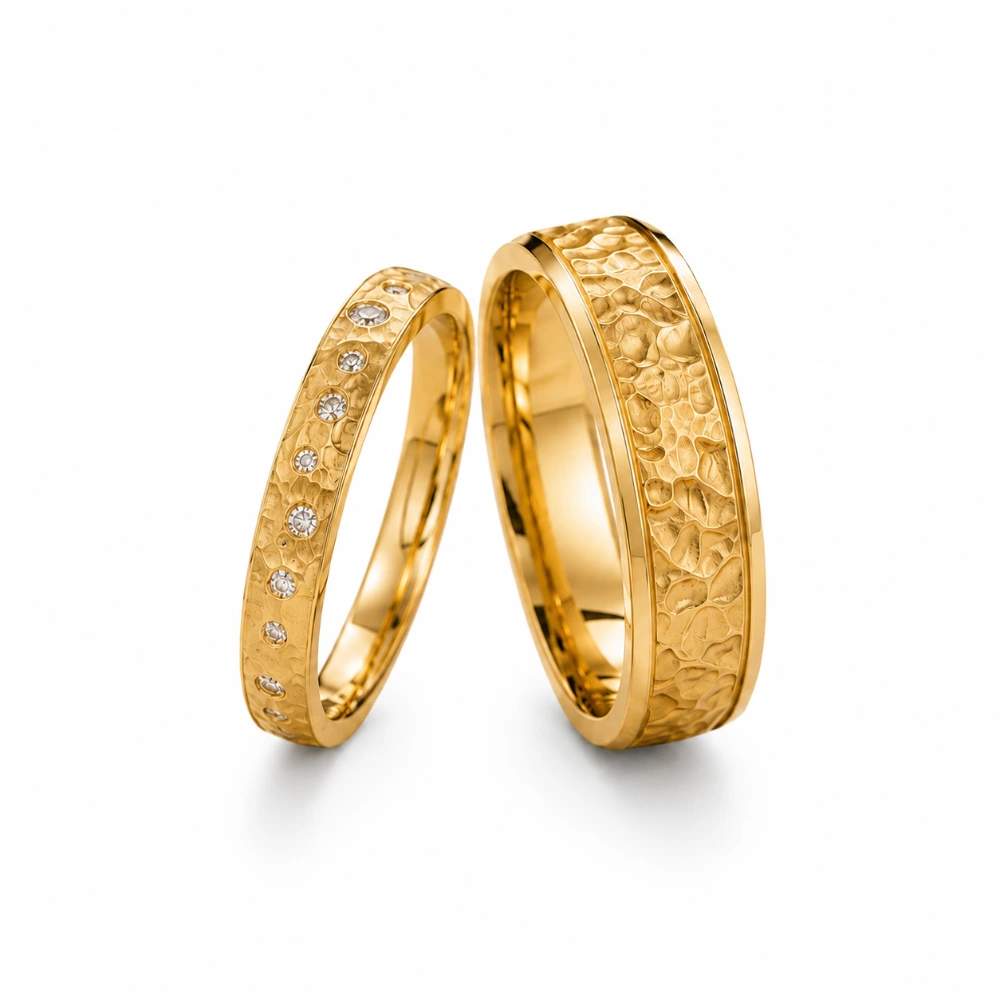 The Hammered Crown Bands — Wanita 2,8 mm tempa · 9 berlian 0,02 ct flush (±0,18 ct) · Pria 5,2 mm tempa · Emas 18K