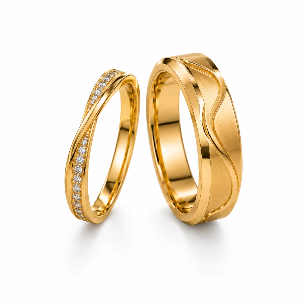 The River Wave Bands — Wanita 2,8 mm · 16 berlian 0,025 ct (±0,40 ct) · Pria 5,5 mm relief gelombang · Emas 18K