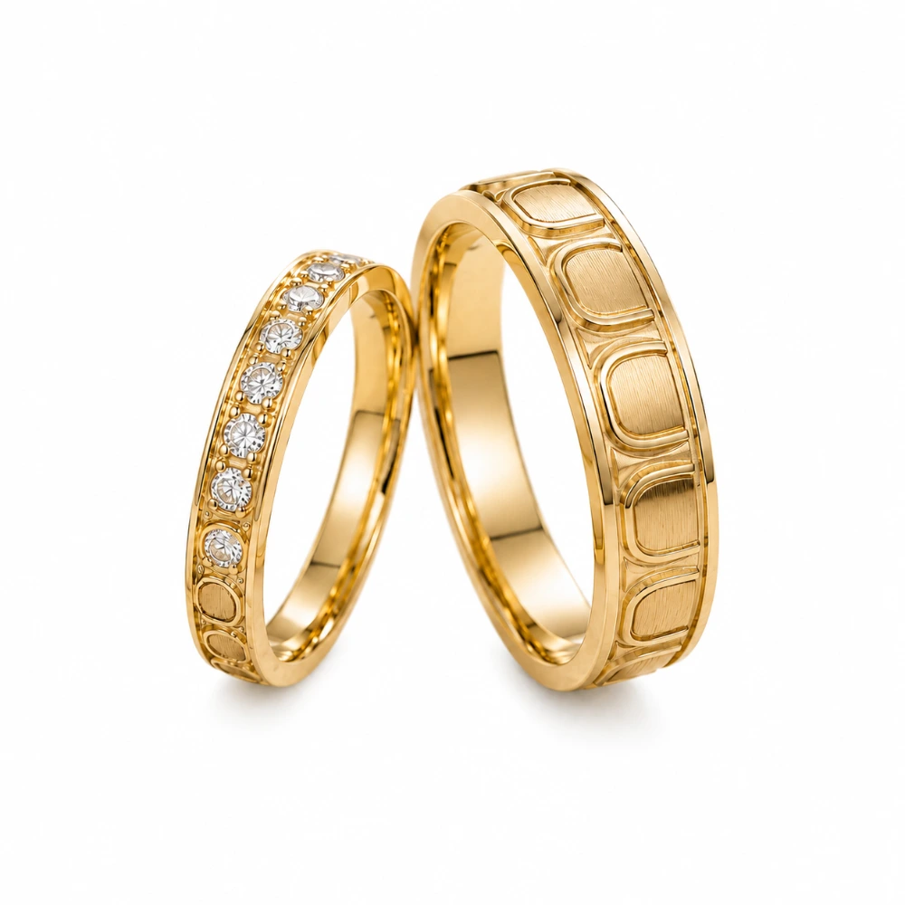 The Tile Relief Bands — Wanita 2,8 mm · 12 berlian 0,03 ct (±0,36 ct) · Pria 5,0 mm relief tile · Emas 18K