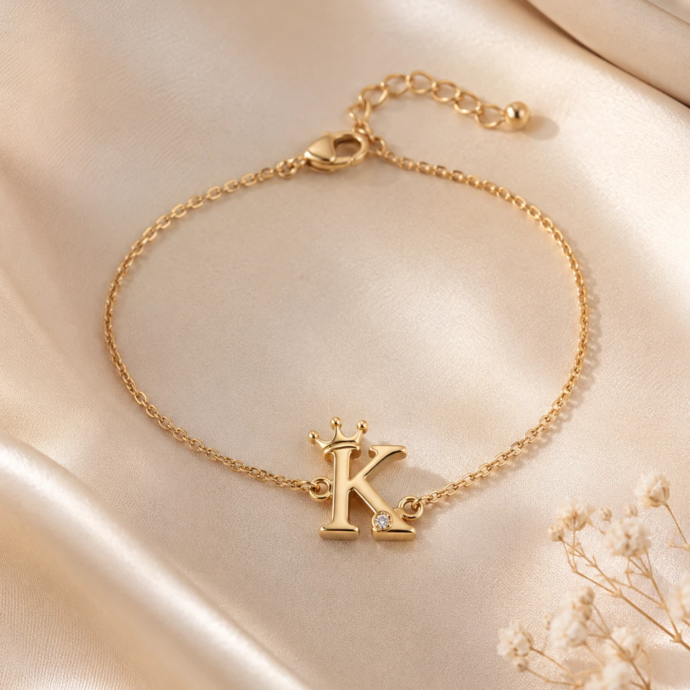 The Crown Initial Bracelet — Inisial · Aksen Crown · Berlian Mungil · Emas 18K