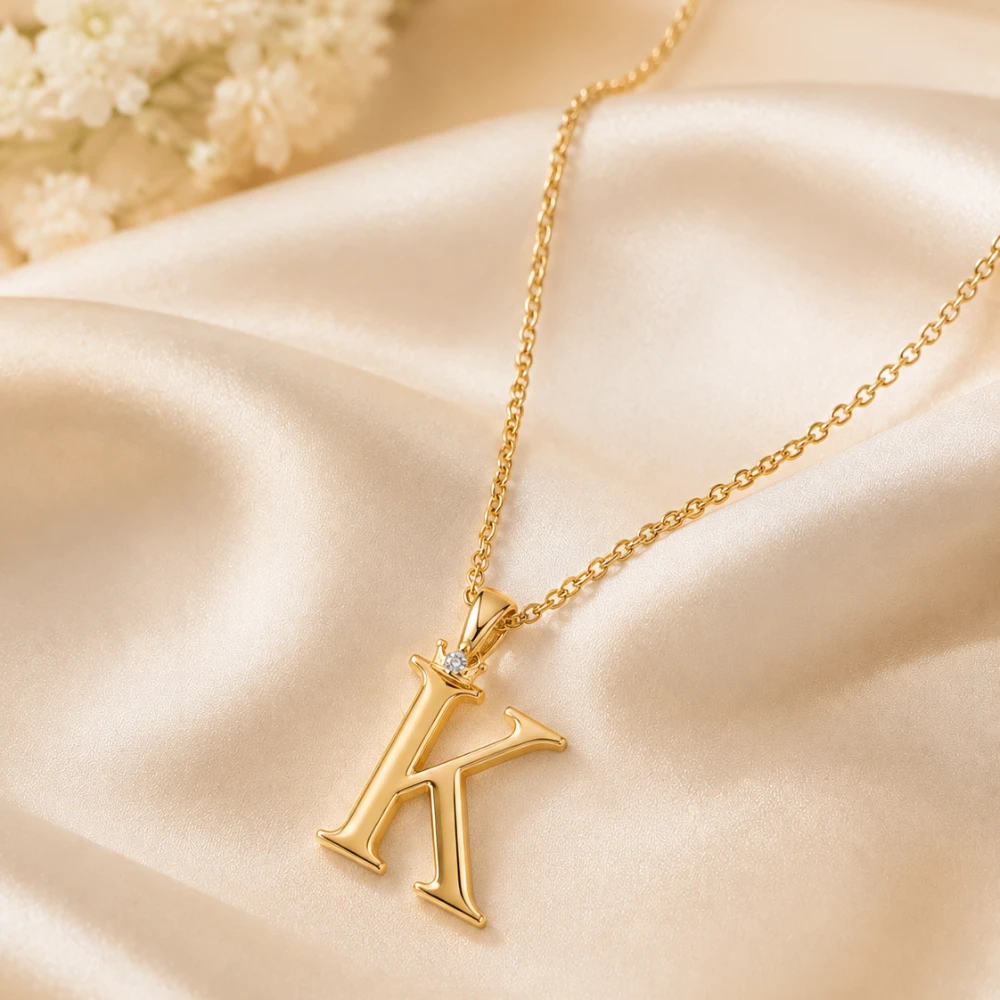 The Crown Initial Pendant — Inisial · Aksen Crown · Berlian Mungil · Emas 18K