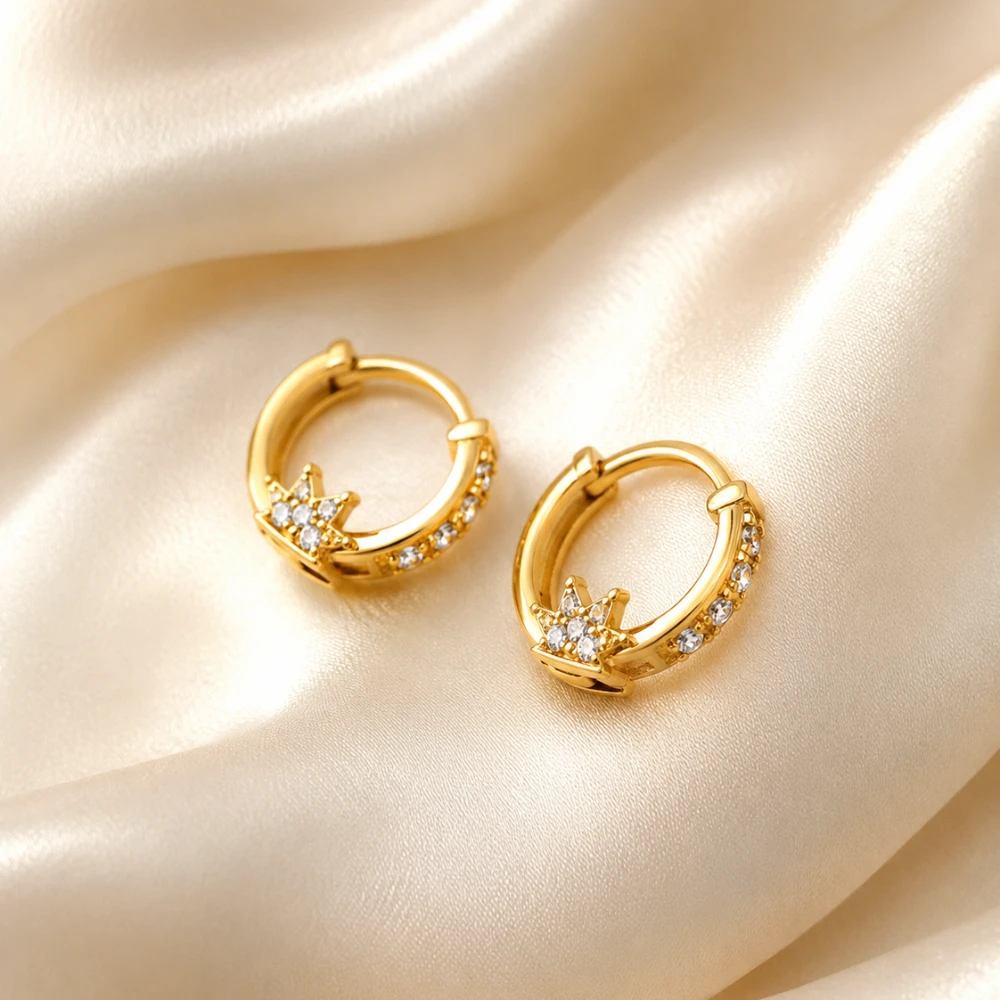 The Crown Mini Hoops — Mini Hoop · Berlian & Detail Crown · Emas 18K