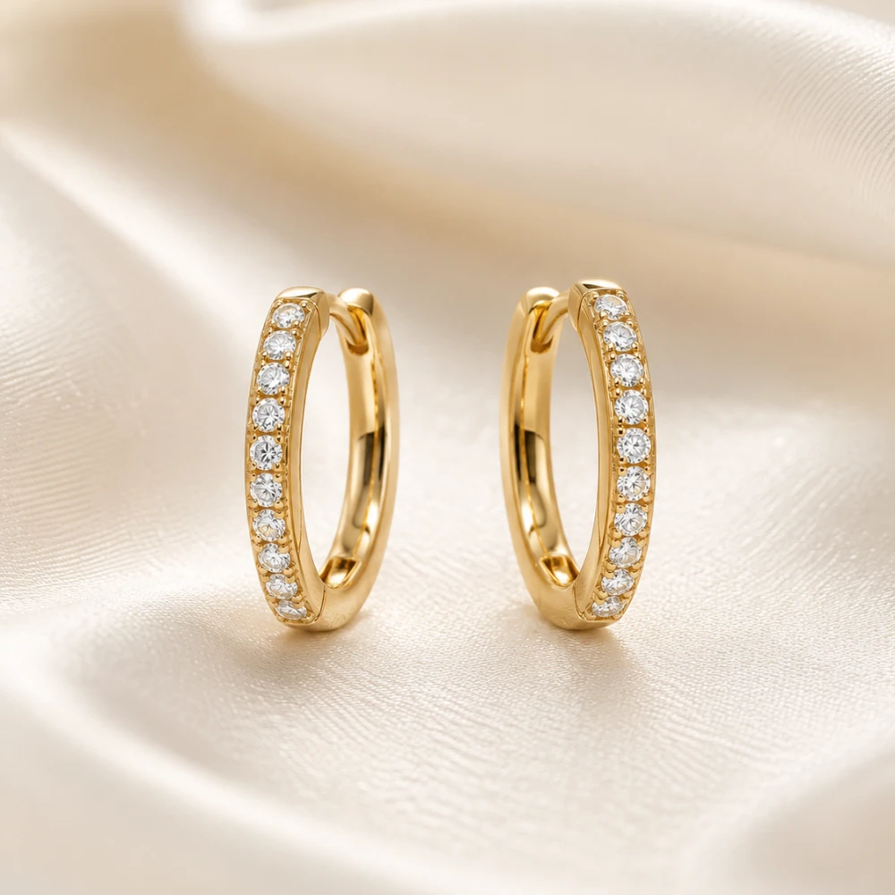The Diamond Huggies — Huggie Hoop · Deret Berlian · Emas 18K