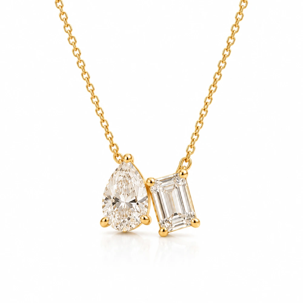 The Toi et Moi Duo — Pear 0,50 ct + emerald cut 0,50 ct · Rantai 45 cm · Emas 18K