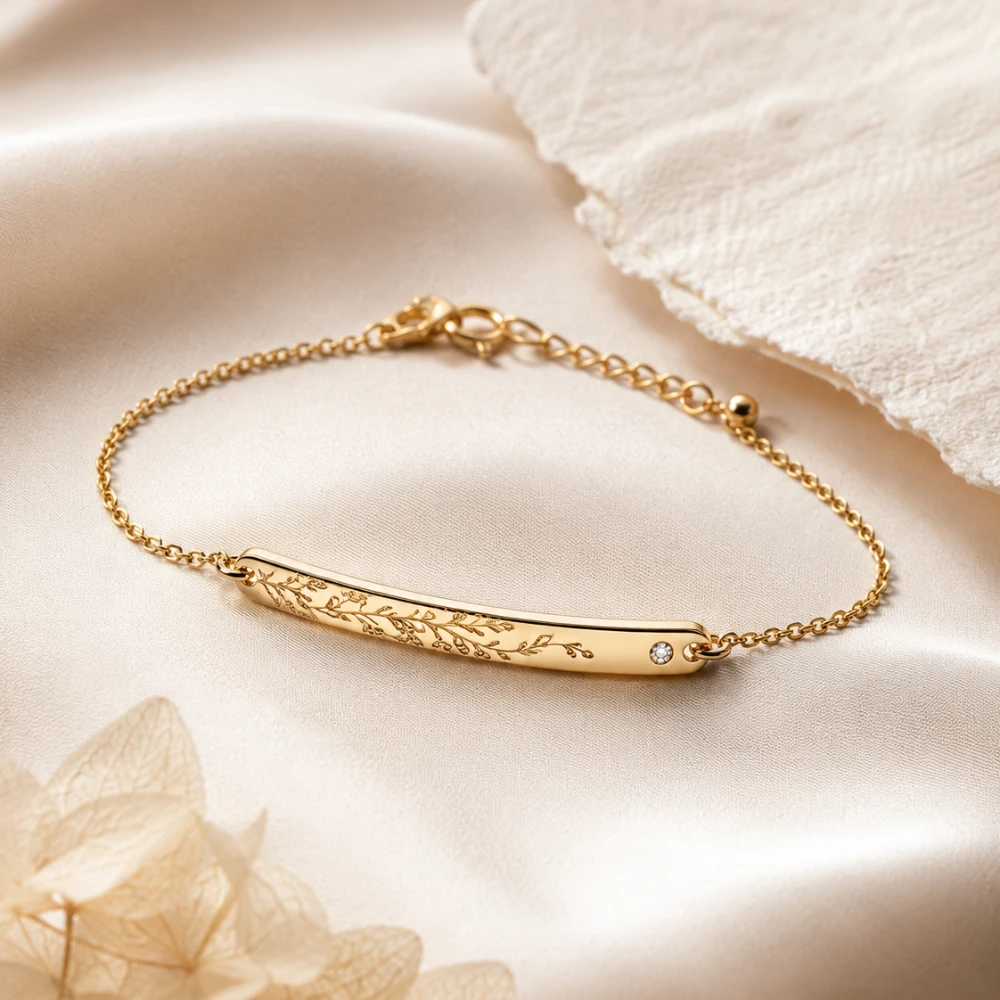 The Story Bar Bracelet — Bar Berukir · Berlian Mungil · Emas Kuning/Rose
