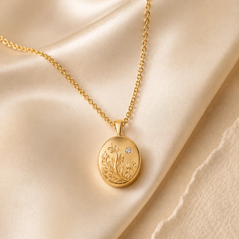 The Story Medallion — Medallion · Ukiran Personal · Berlian Mungil